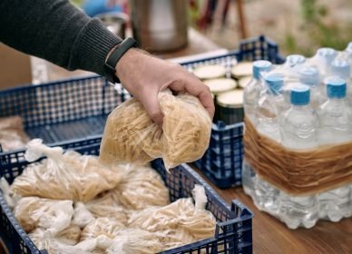 hand-of-volunteer-taking-sacks-with-pasta-for-migr-2021-10-20-03-13-58-utc.jpg hand-of-volunteer-taking-sacks-with-pasta-for-migr-2021-10-20-03-13-58-utc.jpg