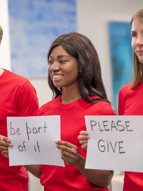 young-volunteers-encouraging-people-to-donate.jpg young-volunteers-encouraging-people-to-donate.jpg